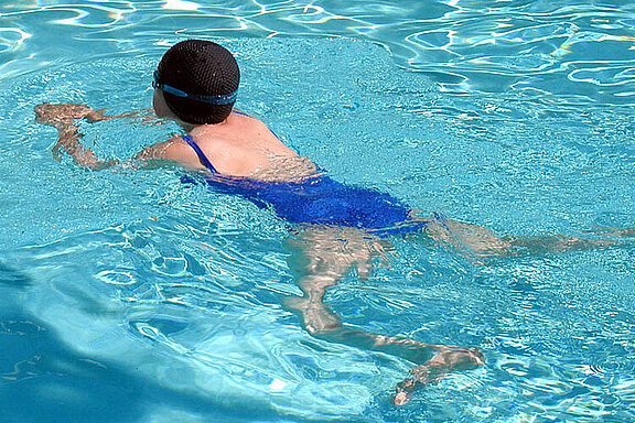 Schwimmen © Adrian Pingstone at en.wikipedia / Public domain